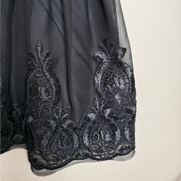 Giani Bini Women Size‎ Medium Dana Off the Shoulder Embroidered Elegant Dress - Picture 2 of 8